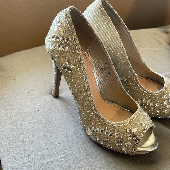 Only worn once - Picture 1 of 2